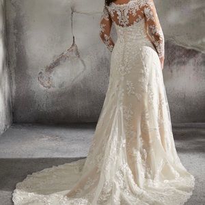 New with tags only worn once to try on!!